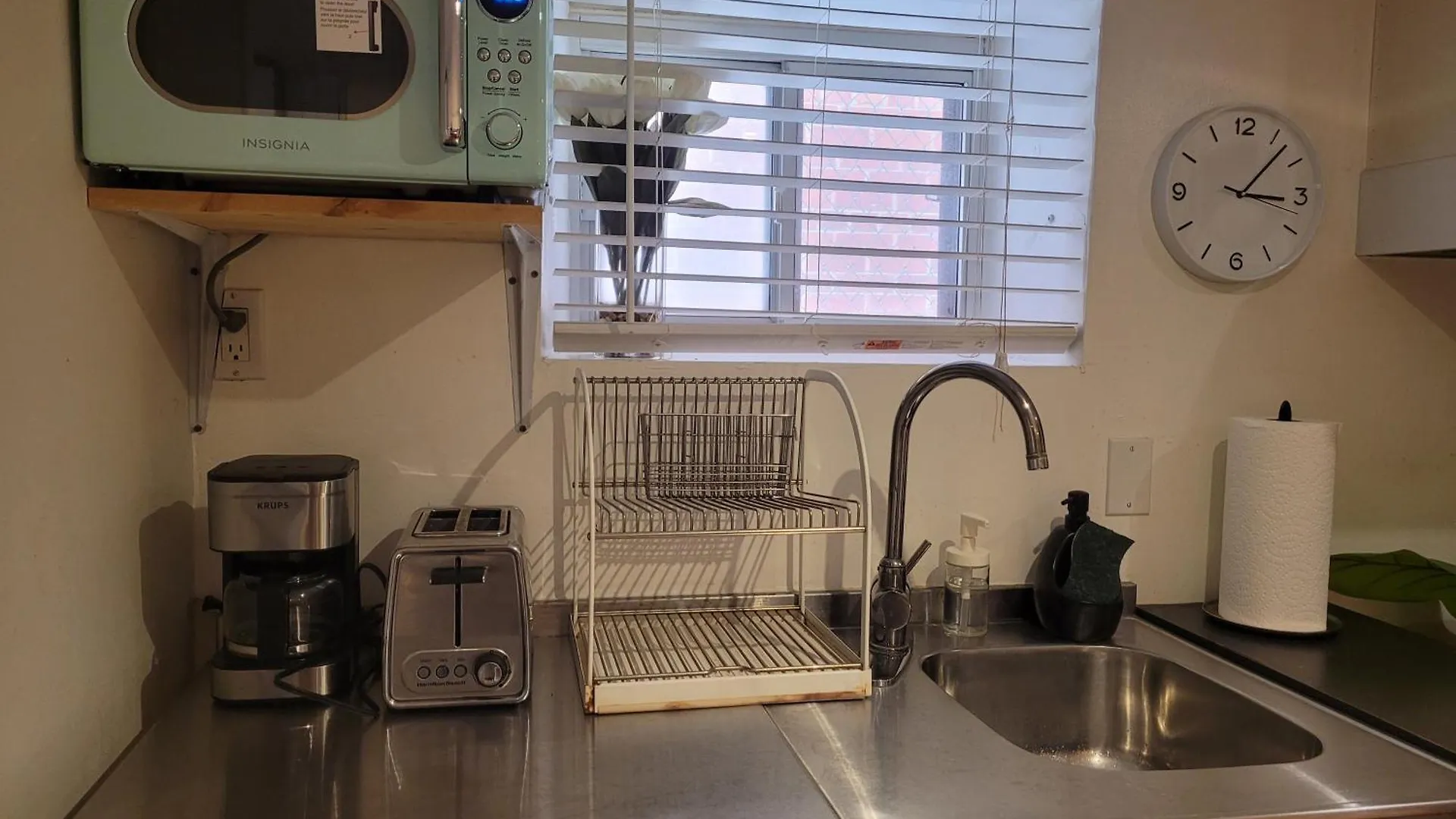 Charming Basement Suite With Private Entrance Near Subway, Koreatown & Uoft Toronto