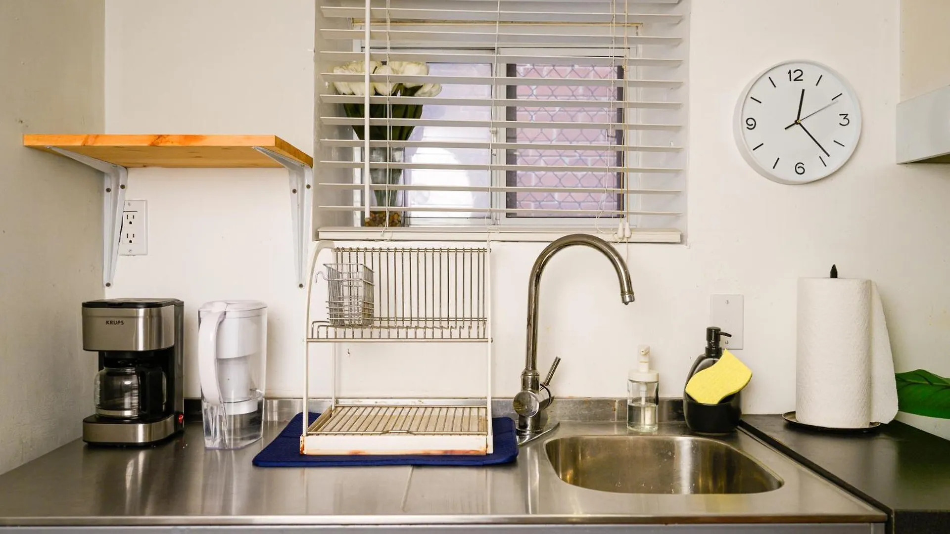 Charming Basement Suite With Private Entrance Near Subway, Koreatown & Uoft Toronto 4*,  Canada