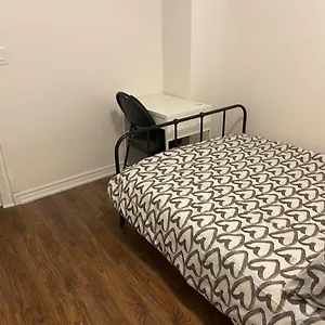 Guest house Budget Quad With En Bathroom 36b, Toronto