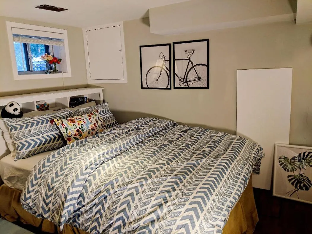 Guest house Charming Basement Suite With Private Entrance Near Subway, Koreatown & Uoft Toronto Canada