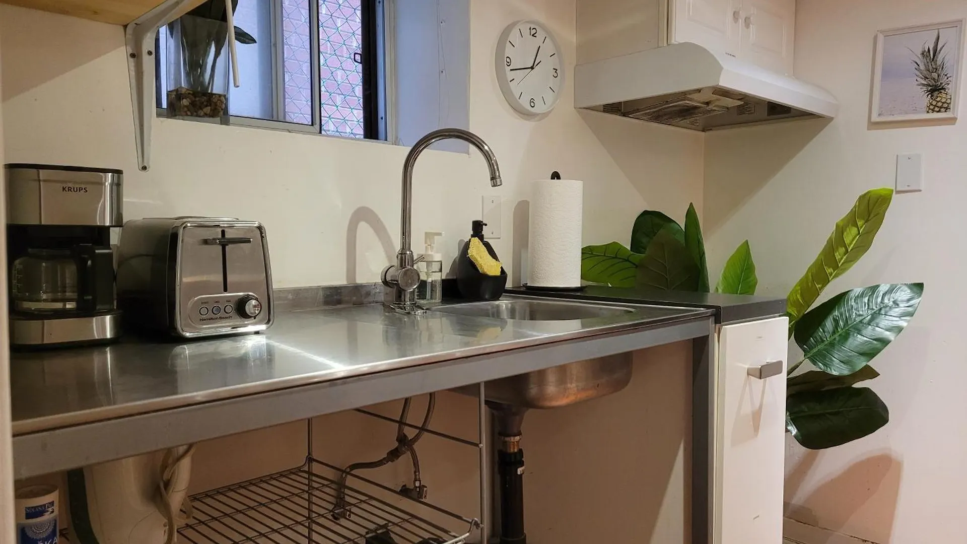 Guest house Charming Basement Suite With Private Entrance Near Subway, Koreatown & Uoft Toronto