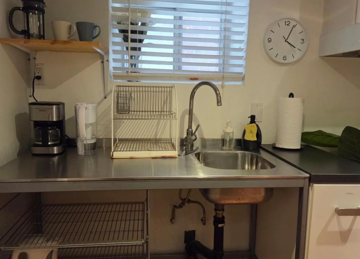 Charming Basement Suite With Private Entrance Near Subway, Koreatown & Uoft Toronto Canada
