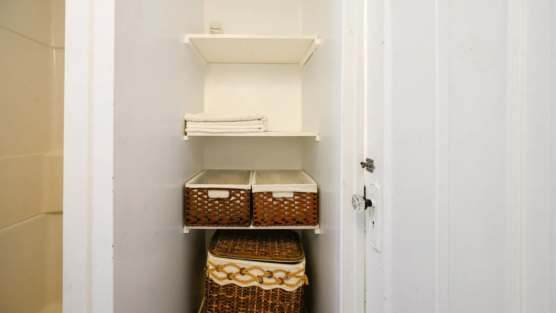 Charming Basement Suite With Private Entrance Near Subway, Koreatown & Uoft 多伦多