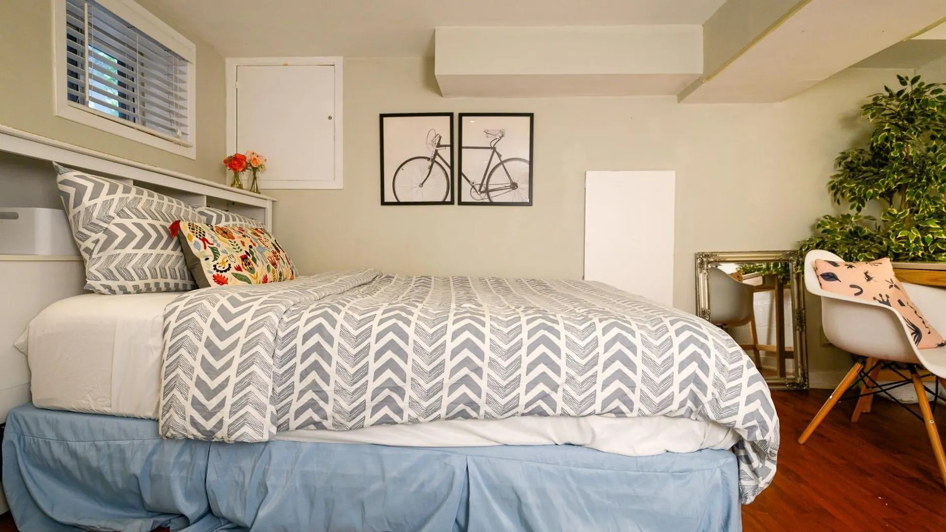 Charming Basement Suite With Private Entrance Near Subway, Koreatown & Uoft Toronto 4*,