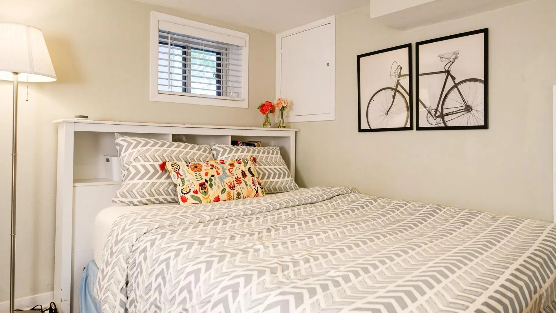 Charming Basement Suite With Private Entrance Near Subway, Koreatown & Uoft Toronto