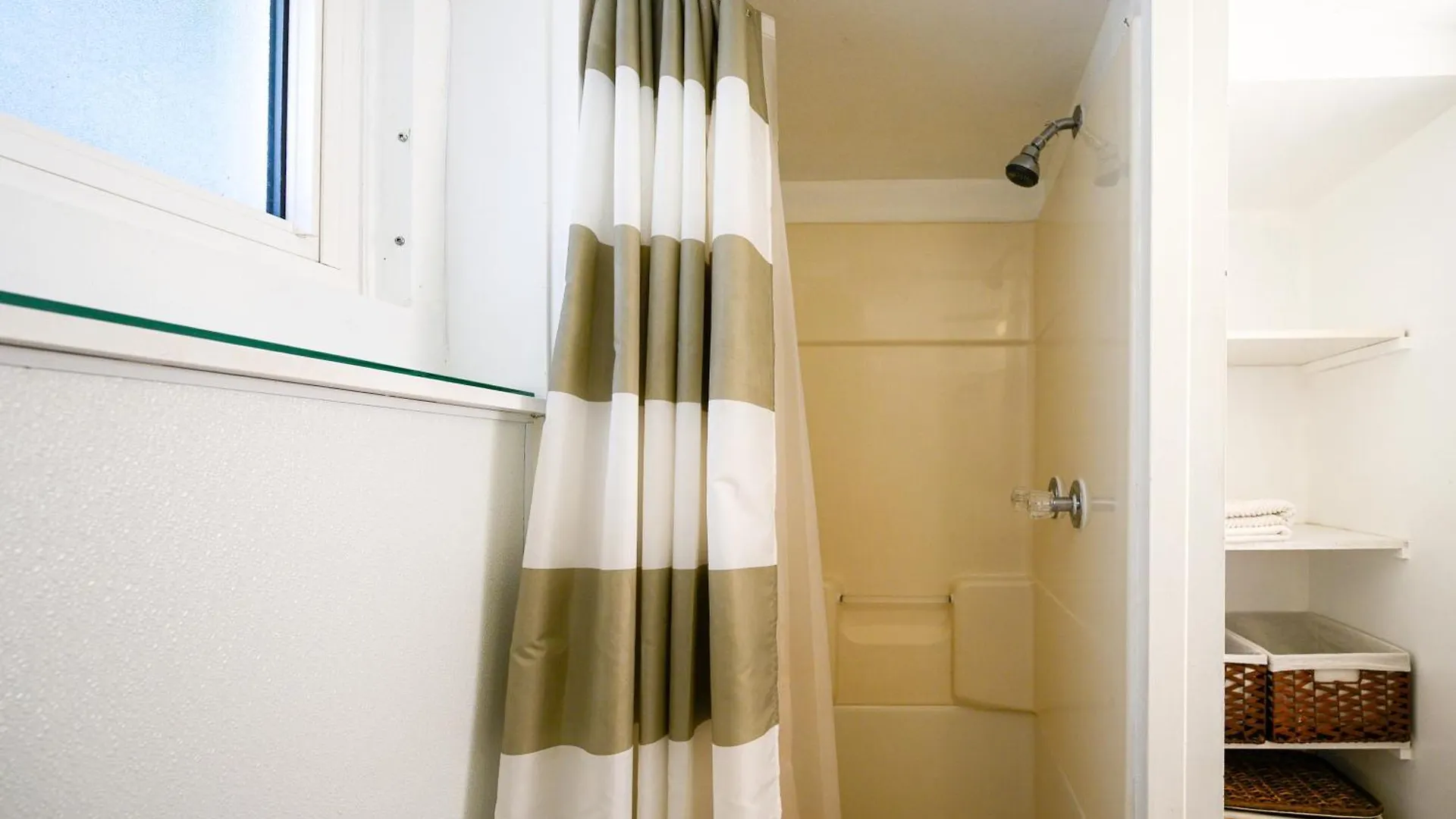 Charming Basement Suite With Private Entrance Near Subway, Koreatown & Uoft Toronto 4*,  Kanada