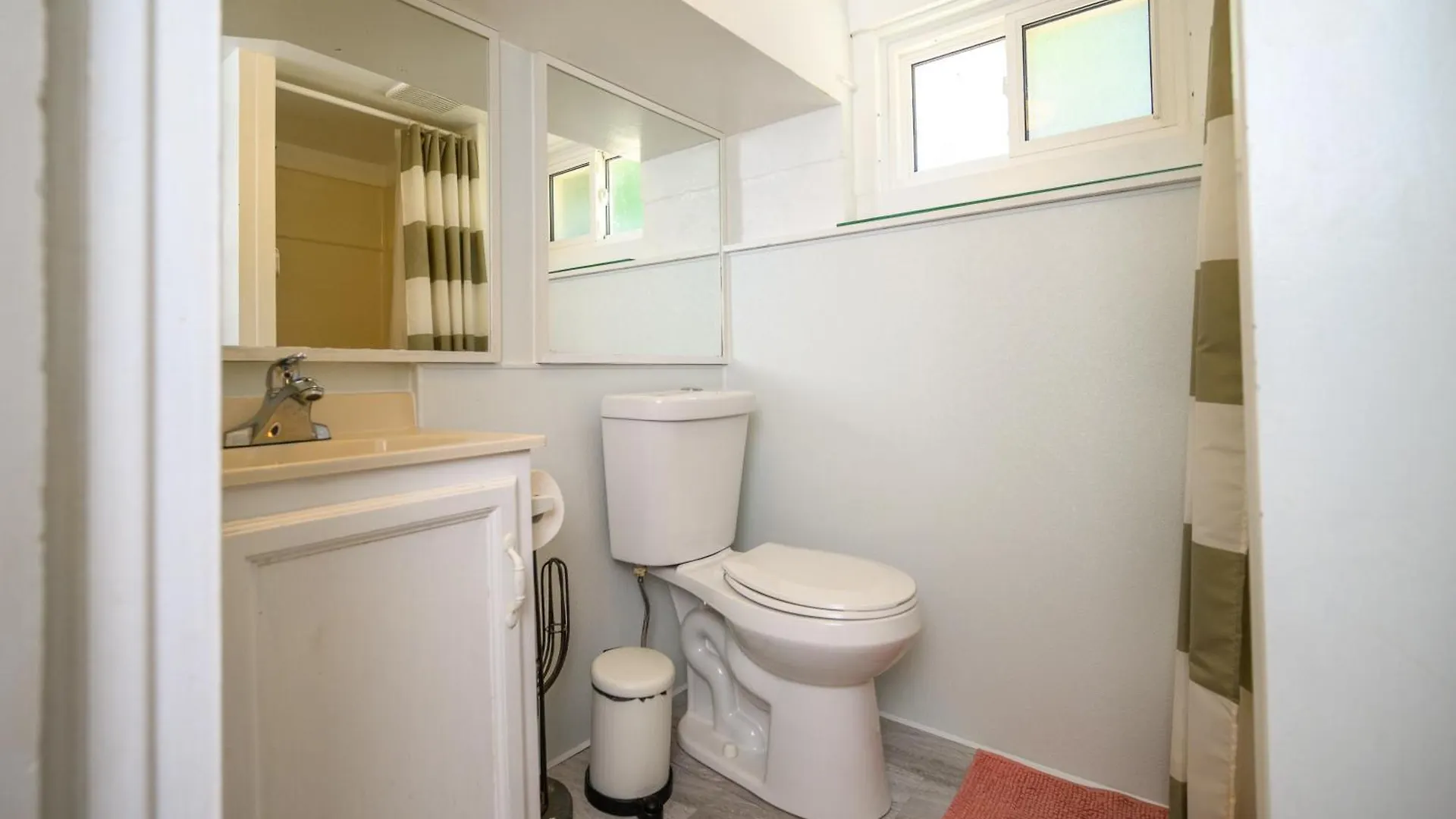 Charming Basement Suite With Private Entrance Near Subway, Koreatown & Uoft Toronto 4*,