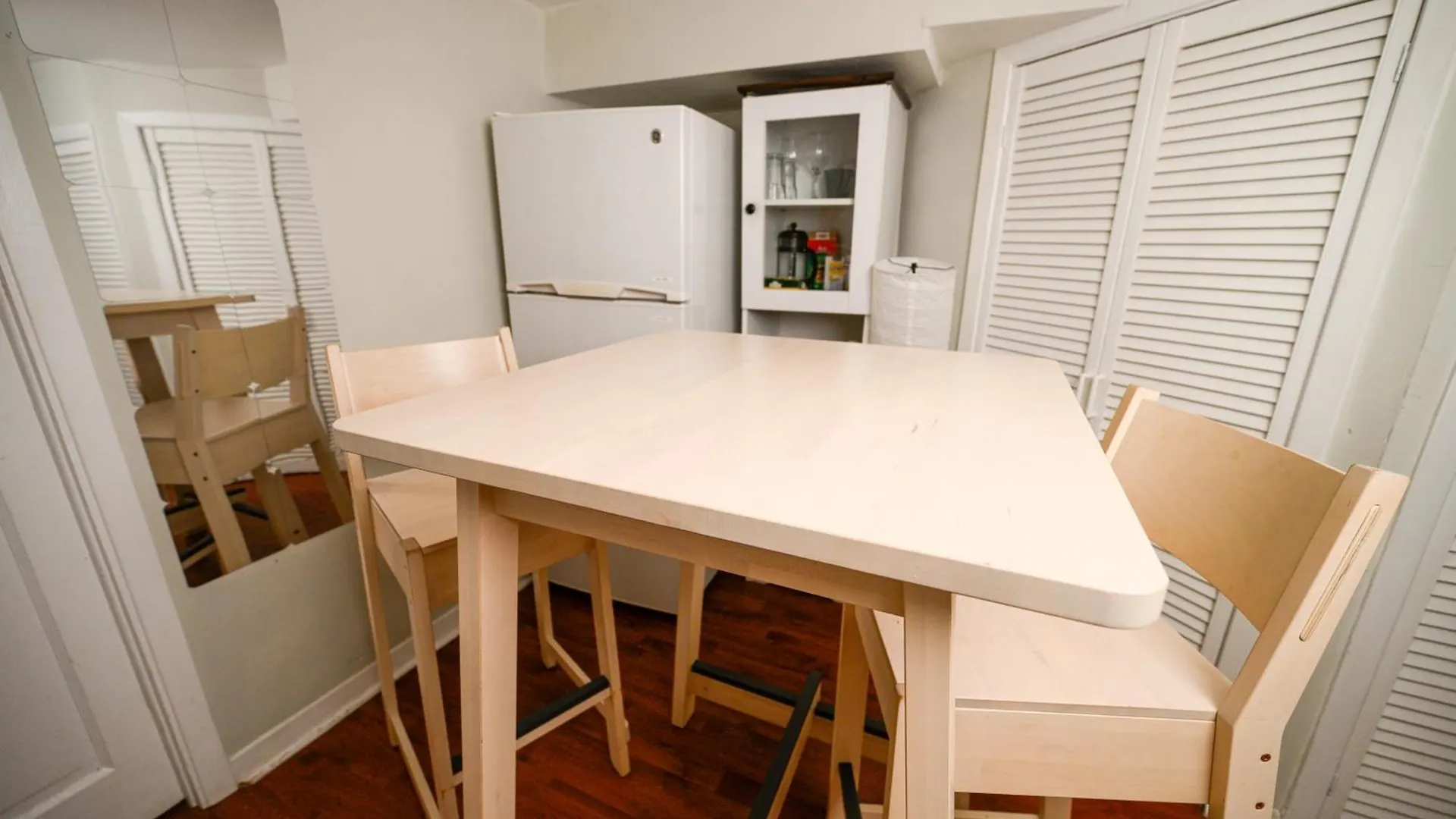 Charming Basement Suite With Private Entrance Near Subway, Koreatown & Uoft Toronto Kanada